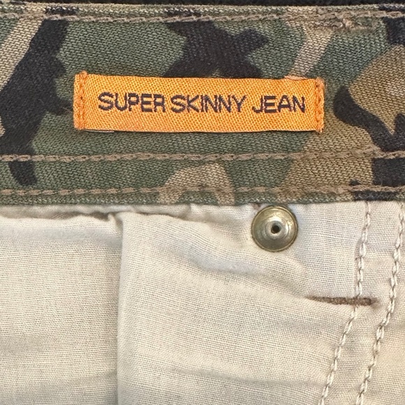 Tory Burch Camouflage Print Skinny Jeans - Size 30. - Picture 13 of 14